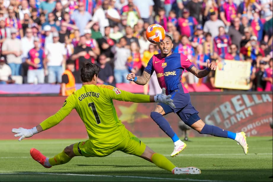 BARCELONA, 11/05/2025.-El delantero del Barcelona Raphinha, y el portero del Real Madrid Thibaut Courtois, durante el partido de la jornada 35 de LaLiga EA Sports entre el Barcelona y el Real Madrid, este domingo en el Estadi Olímpic Lluís Companys.-EFE/ Siu Wu