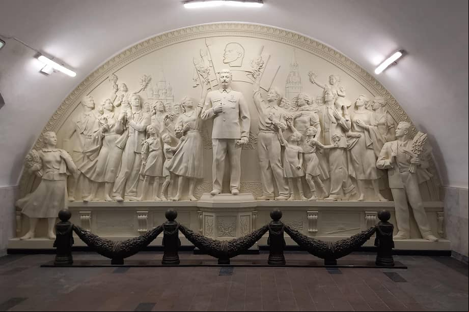 La controvertida figura de Stalin regresó al metro de Moscú con la reinstauración de un gigantesco monumento con su imagen en el centro de la capital rusa.