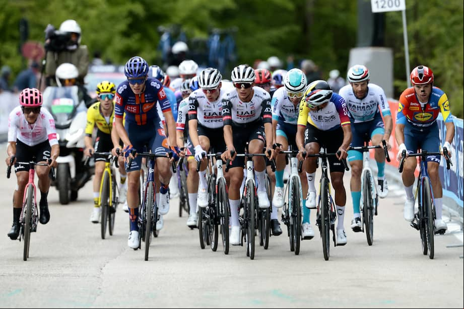 Isaac Del toro se mantiene firme en la cima de la clasificación general y los mejores colombianos son Egan Bernal, en la casilla 11, y Einer Rubio, en el puesto 18.
