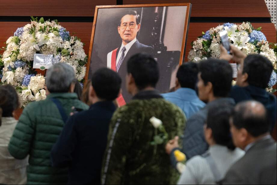 Los partidarios del fallecido ex presidente peruano Alberto Fujimori (1990-2000) esperan para ingresar al Ministerio de Cultura durante su funeral de estado en Lima el 13 de septiembre de 2024.