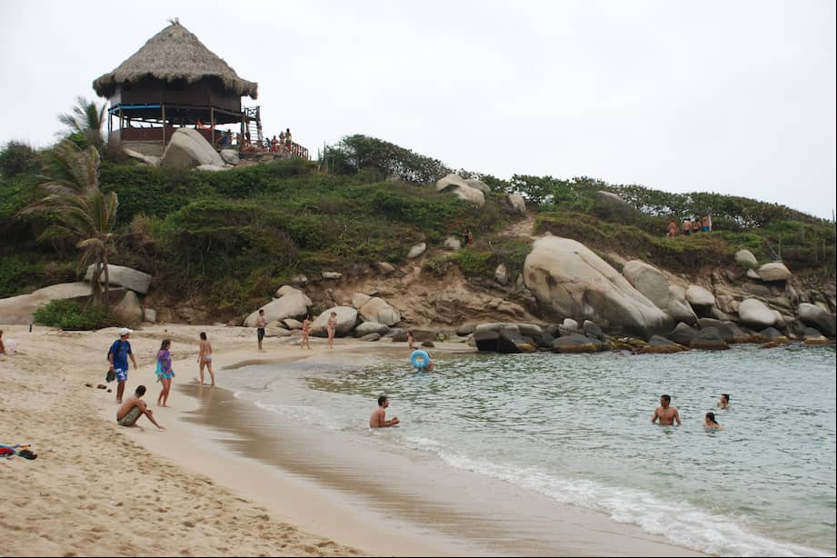 Volcamiento de una embarcación en playa la Piscinita en el Tayrona es el resultado de transitar por rutas no autorizadas.