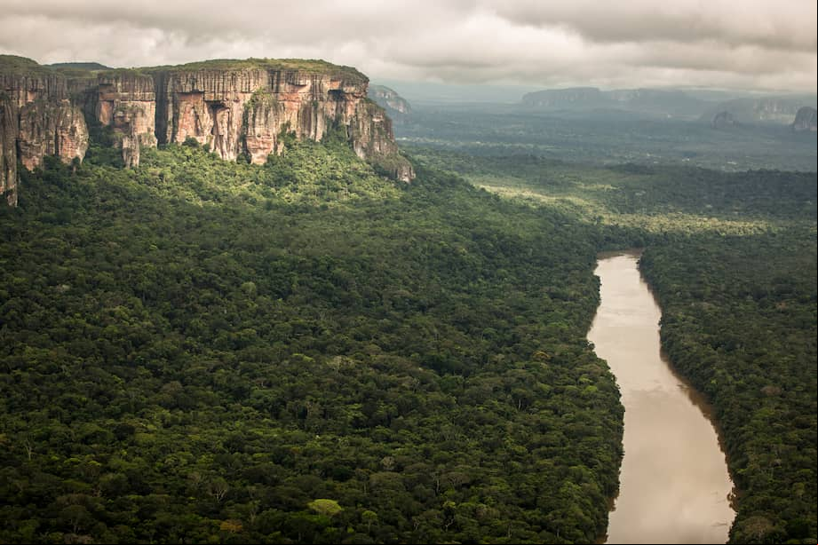 La deforestación, por ejemplo, tiene en riesgo a 32 de las 60 áreas protegidas que hacen parte del Sistema de Parques Nacionales Naturales.