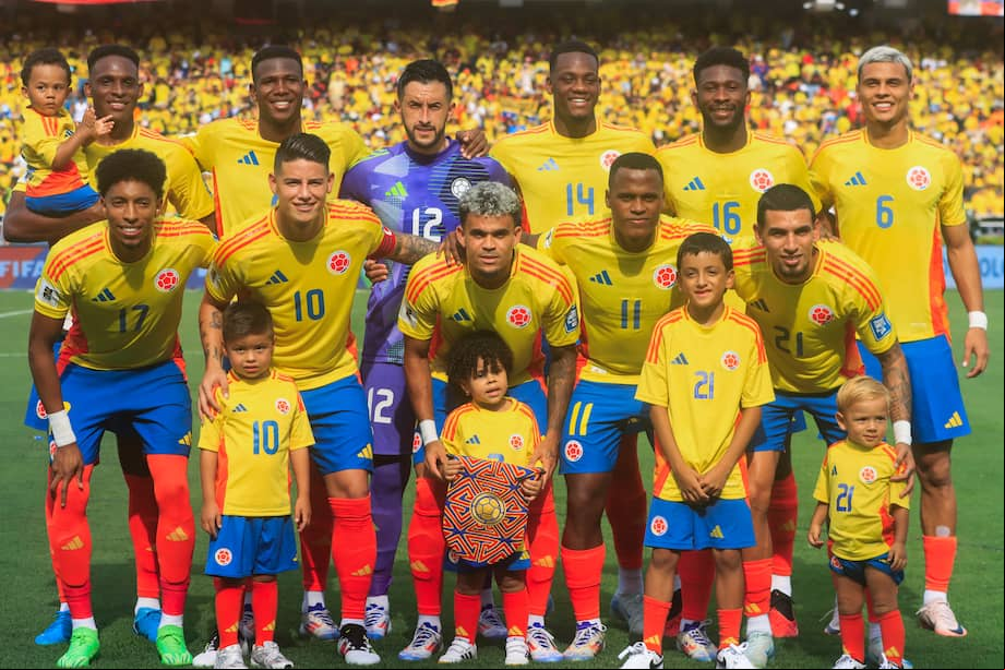 Jugadores de Colombia forman, en un partido de las eliminatorias sudamericanas para el Mundial de 2026 entre Colombia y Argentina en el estadio Metropolitano en Barranquilla (Colombia).