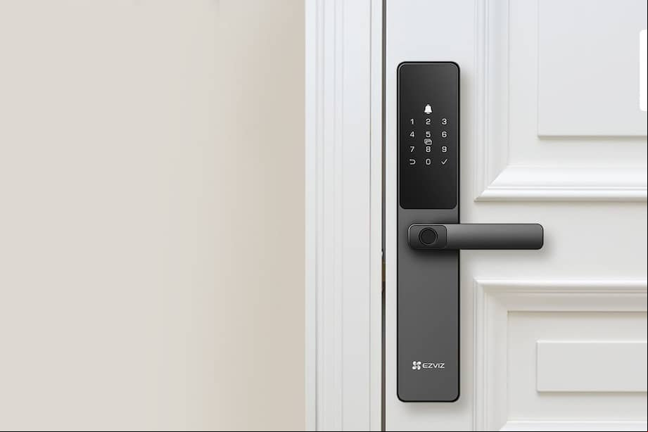 La instalación puede requerir asistencia especializada en algunos casos, y es vital confirmar que el producto sea compatible con la puerta antes de hacer la compra.