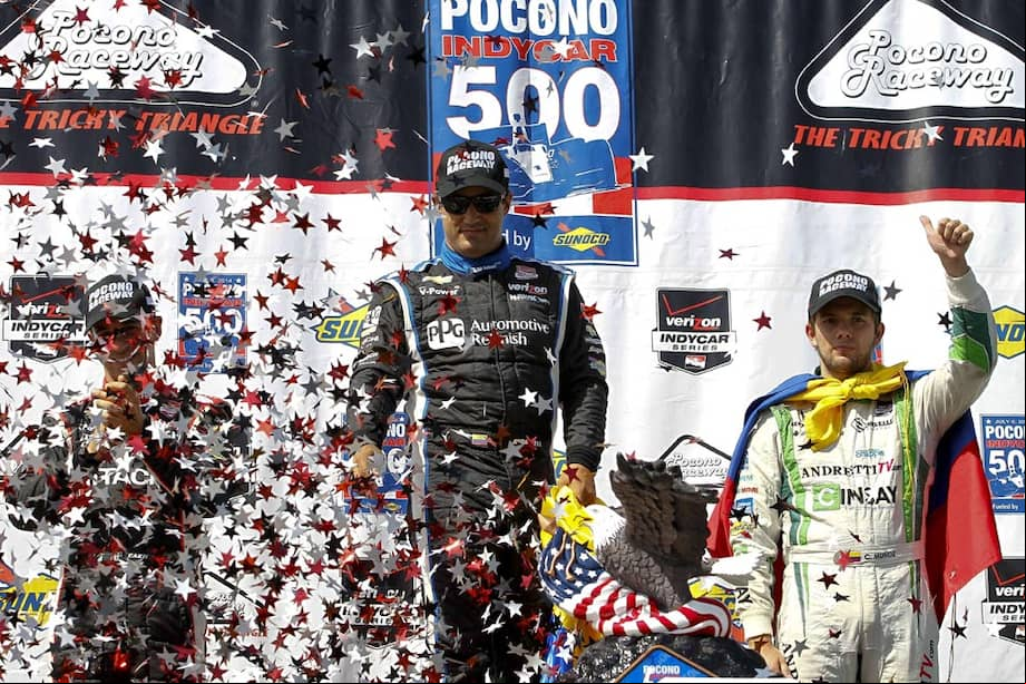 Juan Pablo Montoya, en el primer lugar del podio del Gran Prix de Pocono, junto al también colombiano Carlos Muñoz (7 julio de 2014).