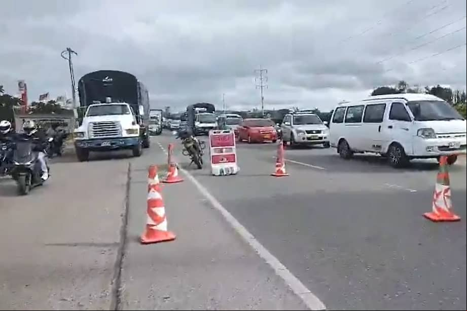 Se presenta fuerte congestión vehicular sobre la Calle 80, por siniestro vial con fatalidad en el kilómetro 3,2 de la vía La Vega-Bogotá, entre furgón y motociclista.