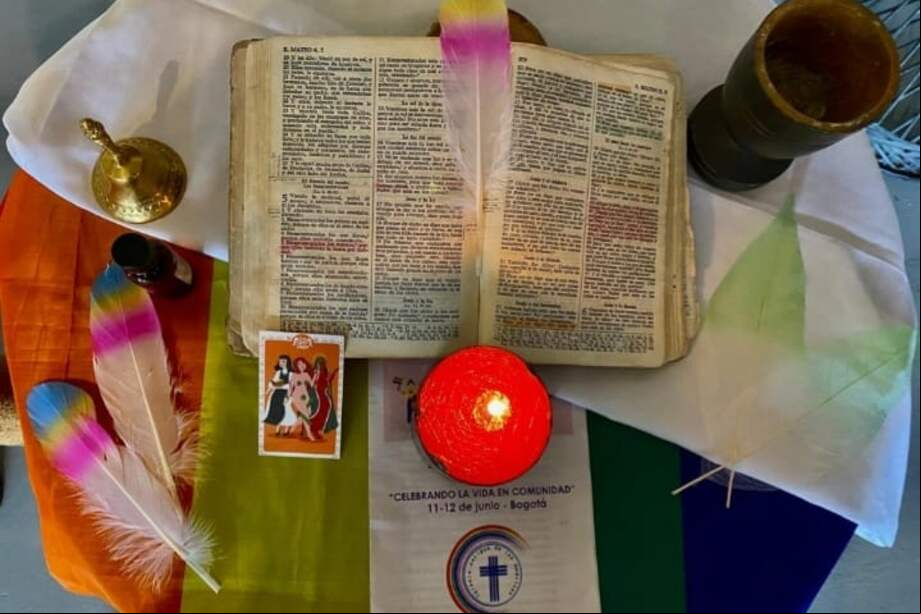 Existen espacios religiosos, como las espiritualidades afirmativas, que desafían las interpretaciones tradicionales y reivindican el derecho a la fe para las personas de orientaciones sexuales e identidades de género diversas.