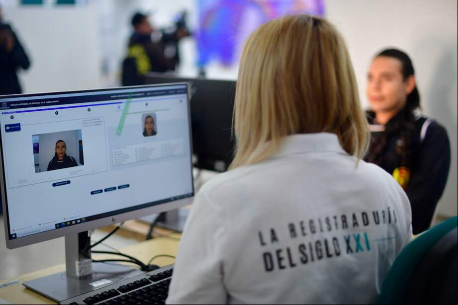Una funcionaria de la Registraduría valida los datos de una mujer trans, antes de hacerle entrega de su cédula.