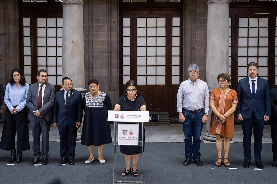 La Jefa de Gobierno de la Ciudad de México, Clara Brugada (c), habla durante una rueda de prensa este martes, en Ciudad de México (México). Brugada lamentó el asesinato de su secretaria particular, Ximena Guzmán, y un asesor ocurrido en la mañana y prometió que no habrá "impunidad" en el caso.