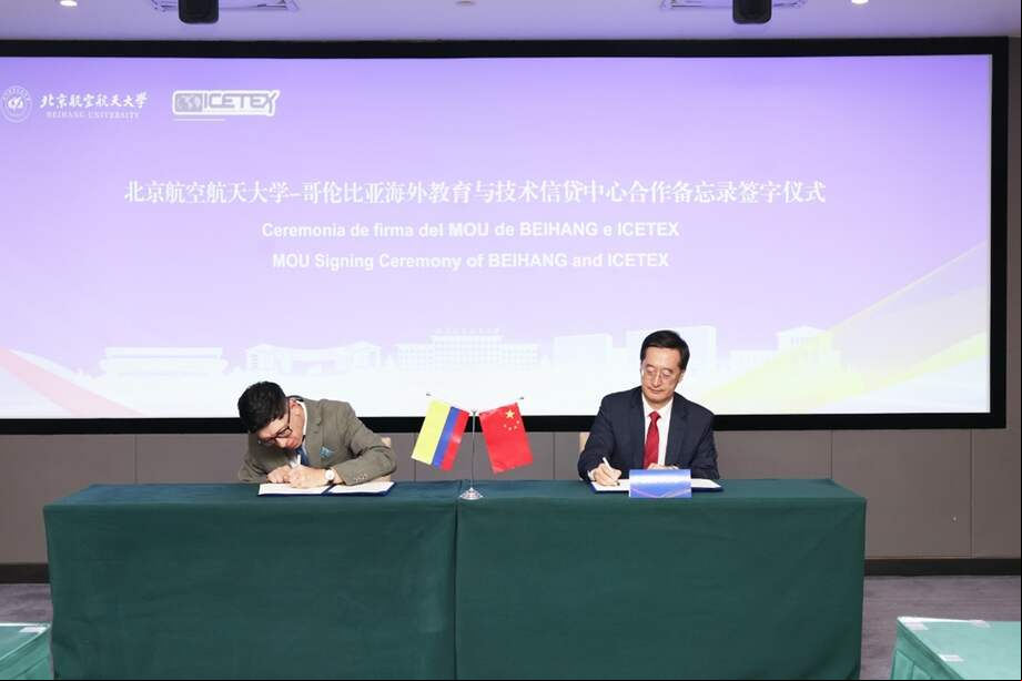 Ministro de educación, Daniel Rojas Medellín, en la firma del memorando entre el Icetex y las tres universidades de China.
