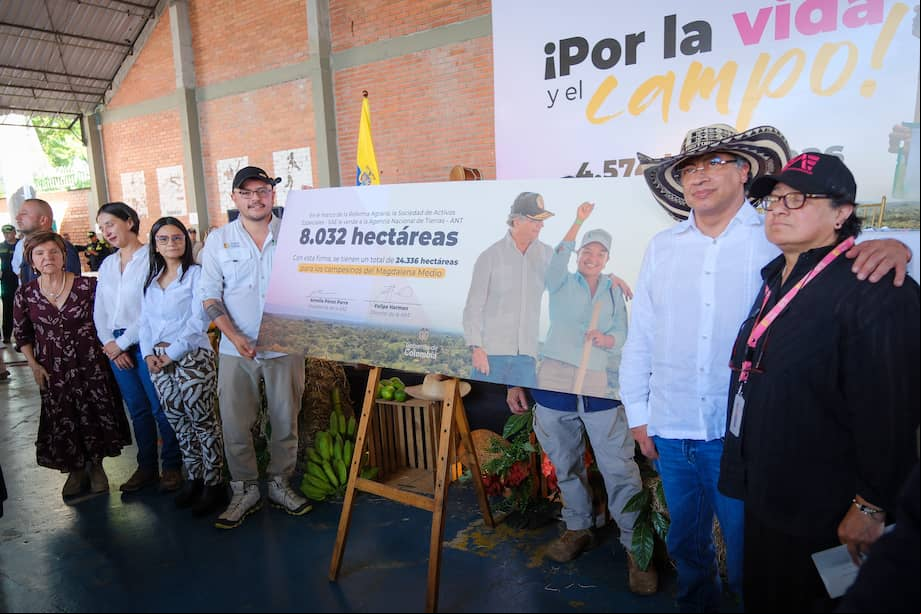 El presidente Petro durante una entrega de tierras en Barrancabermeja el pasado 23 de moyo. En la foto también están Gloria Cuartas (directora de la Unidad para la Implementación del Acuerdo de Paz), Martha Carvajalino (ministra de Agricultura), Angie Rodríguez (directora del Dapre) y Felipe Harman (director de la Agencia Nacional de Tierras).