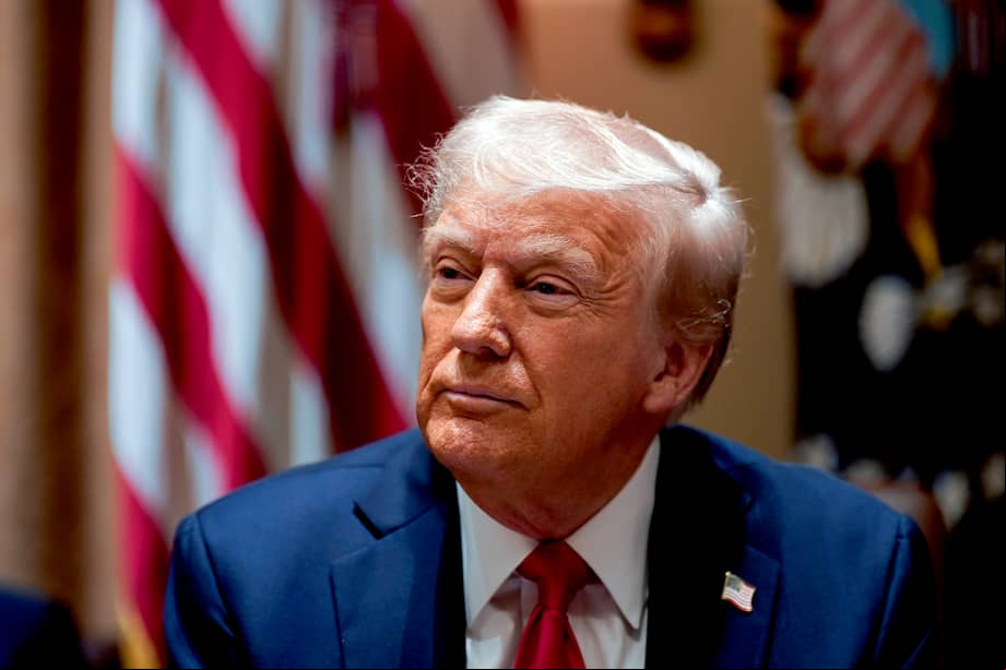 Durante una reunión de gabinete realizada el miércoles, el presidente Trump aseguró que no detendría la aplicación de los aranceles, aunque posteriormente señaló que la nueva fecha de entrada en vigor sería el 2 de abril.
