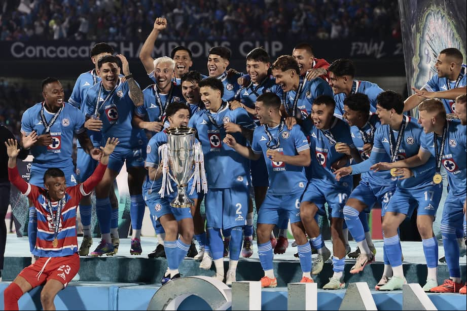 Willer Ditta (primero a la izquierda) y Kevin Mier (de rojo) celebran la consagración de Cruz Azul en la Concachampions.