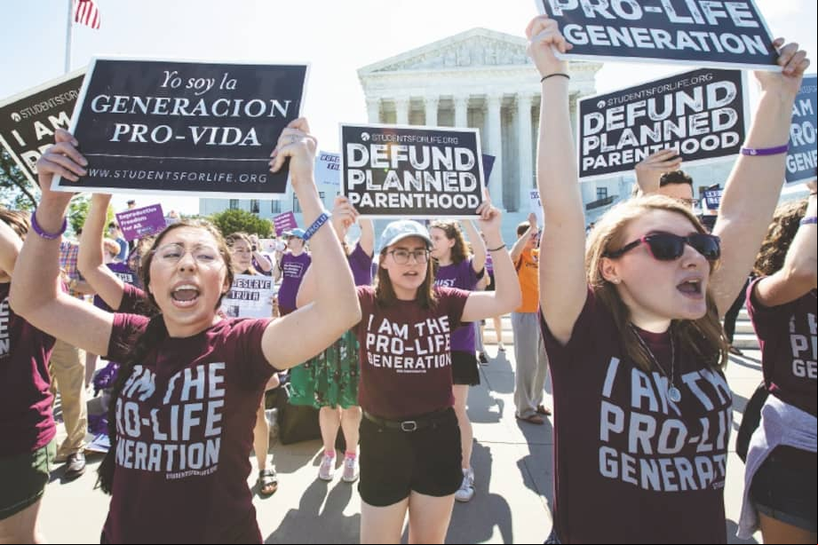 Fotografía de archivo de una manifestación contra el aborto frente a la Corte Suprema en Washington D.C.