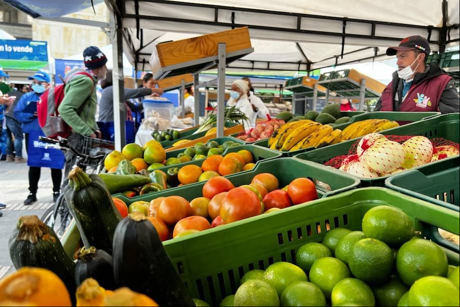 La ley 2046 contempla que las entidades gubernamentales deben destinar al menos el 30 % del presupuesto a comprar a los productores de agricultura campesina, familiar y comunitaria de su territorio.