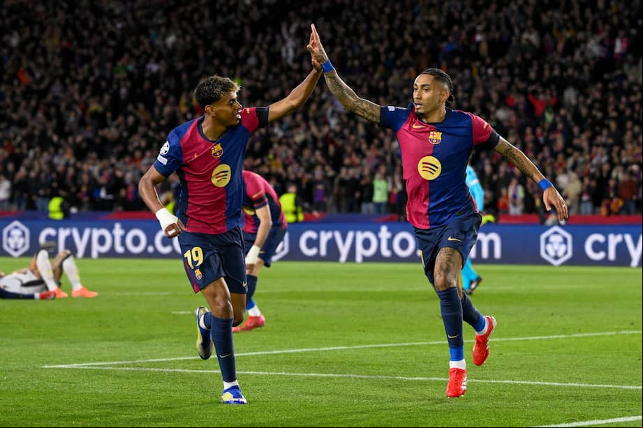 El delantero brasileño #11 del Barcelona, Raphinha (R), celebra con el delantero español #19 del Barcelona, Lamine Yamal, después de marcar el tercer gol de su equipo durante el partido de vuelta de los octavos de final de la UEFA Champions League entre el FC Barcelona y el SL Benfica en el Estadi Olimpic Lluis Companys en Barcelona el 11 de marzo de 2025.