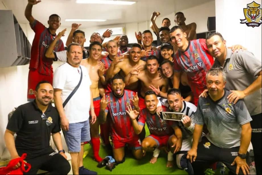 Edgar Páez junto a su equipo Tigres F.C. con el cual llegó a ganarle a grandes equipos.