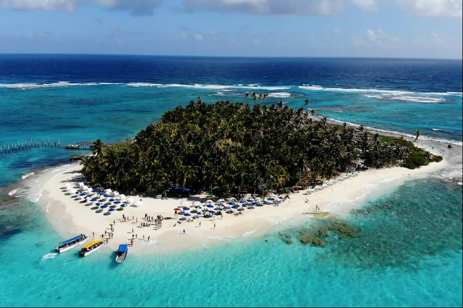 San Andrés es parte de un archipiélago que incluye Providencia y Santa Catalina y tiene una mezcla de influencias culturales latinoamericanas, inglesas y criollas.