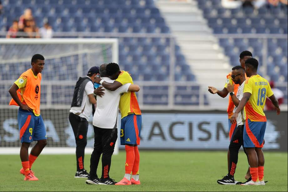 Jugadores de Colombia celebran tras ganarle a Uruguay en la última fecha del hexagonal final del Campeonato Sudamericano sub-20, en el estadio José Antonio Anzoátegui en Puerto La Cruz (Venezuela).