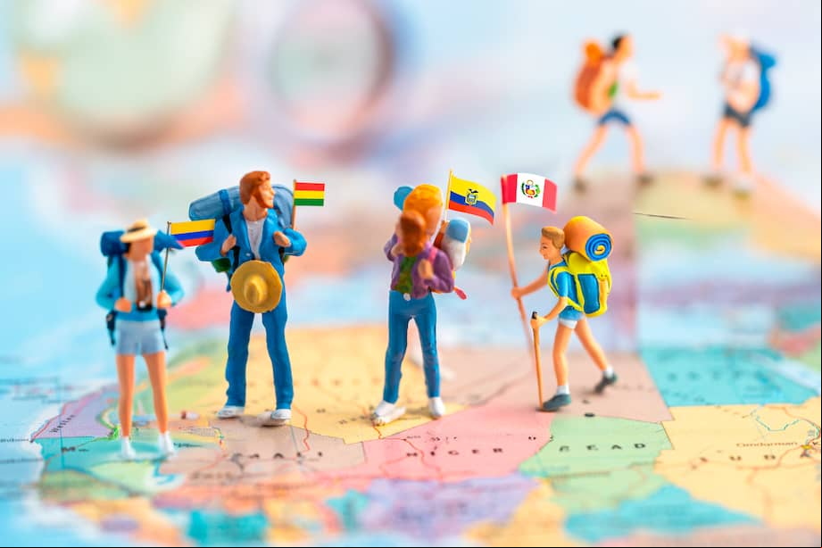 Antes de viajar, asegúrese de tener su documentación en regla, registre su viaje, infórmese sobre el destino, proteja sus documentos y dinero, y conozca los procedimientos para solicitar asistencia consular en caso de emergencia.