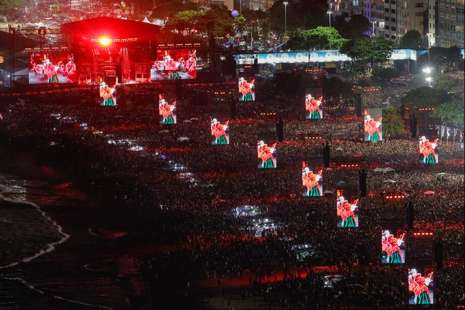 La cantante y compositora estadounidense Lady Gaga se presentó en un macroconcierto gratuito en la playa de Copacabana en Río de Janeiro (Brasil).