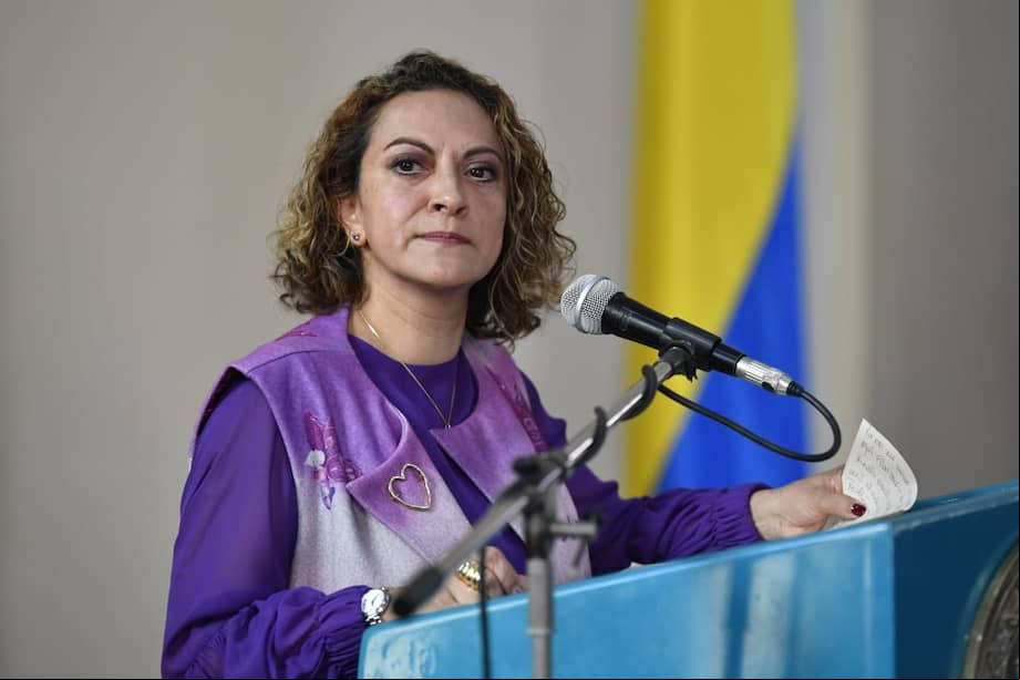 Este 9 de septiembre, Jineth Bedoya presenta el Fondo No es Hora de Callar. Esta política de Estado busca brindar apoyo psicológico, jurídico y económico a las mujeres periodistas que hayan sido víctimas de violencia de género en el ejercicio de su profesión, además de prevenir y proteger a las comunicadoras de posibles agresiones y amenazas.