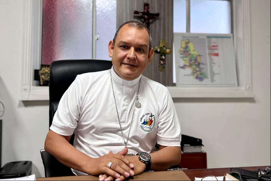 El obispo de Tibú, monseñor Israel Bravo, ha participado en las acciones humanitarias tras la crisis.