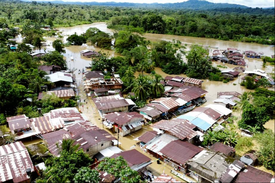 AME5794. PIE DE PATÓ (COLOMBIA), 10/11/2024.- Fotografía cedida por el Ejército de Colombia de inundaciones este sábado en Pie de Pató (Colombia). El departamento del Chocó es el más damnificado por el momento, con 22 municipios afectados y más de 30.000 familias damnificadas, según las cifras preliminares ofrecidas por el director de la Unidad Nacional para la Gestión del Riesgo de Desastres (UNGRD), Carlos Carrillo, quien indicó que por el momento no hay víctimas ni personas desaparecidas. EFE/ Ejército De Colombia / SOLO USO EDITORIAL/ SOLO DISPONIBLE PARA ILUSTRAR LA NOTICIA QUE ACOMPAÑA (CRÉDITO OBLIGATORIO)