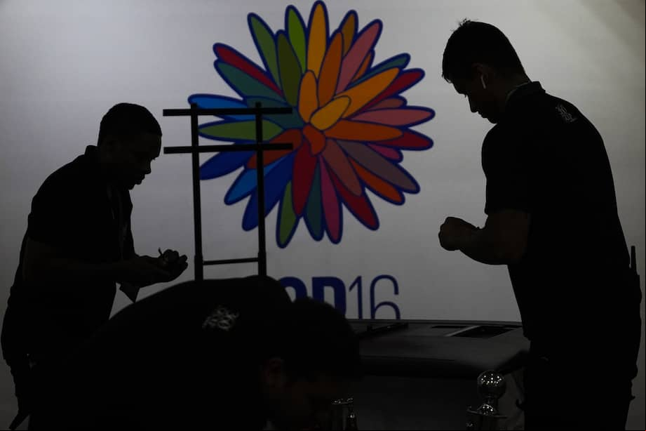 Dos hombres desarman un stand de la Zona Azul de la COP16, el último viernes de la COP16. La falta de consenso entre las partes hizo que las negociaciones en la Conferencia de las Naciones Unidas sobre Biodiversidad (COP16) se alargaran hasta las primeras horas del sábado.