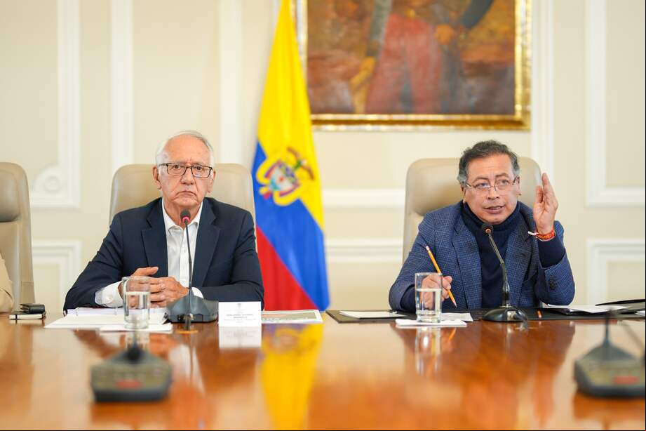 El presidente Gustavo Petro y el ministro de Salud, Guillermo Alfonso Jaramillo, durante la alocución presidencial.