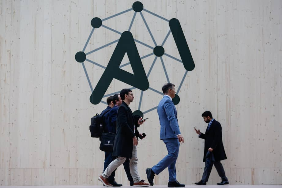 Personas caminando junto al logo de la Cumbre de Acción de Inteligencia Artificial (IA) en el Grand Palais de París (Francia). EFE/EPA/MOHAMMED BADRA /ARCHIVO