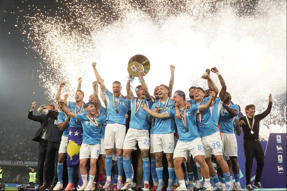 Los jugadores de Napoli celebran el título de la liga italiana.