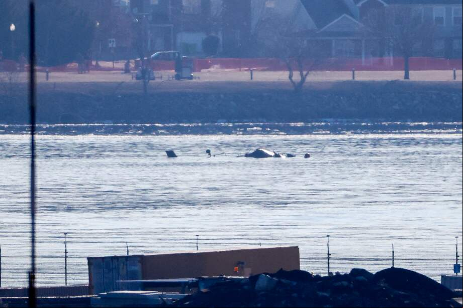 Los restos de un avión comercial que colisionó con un helicóptero militar emergen del río Potomac, en Washington.