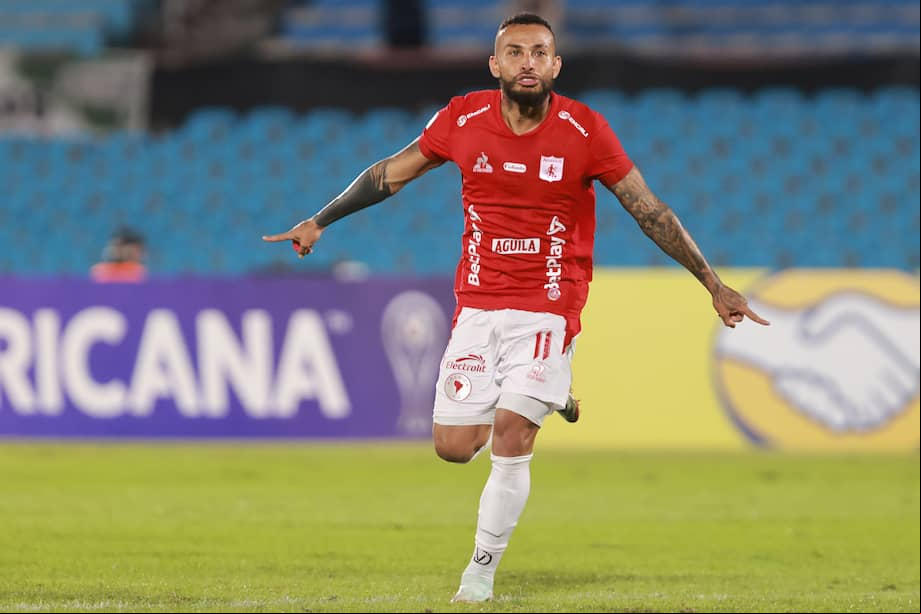 Duván Vergara celebra un gol con América de Cali en la Copa Sudamericana.