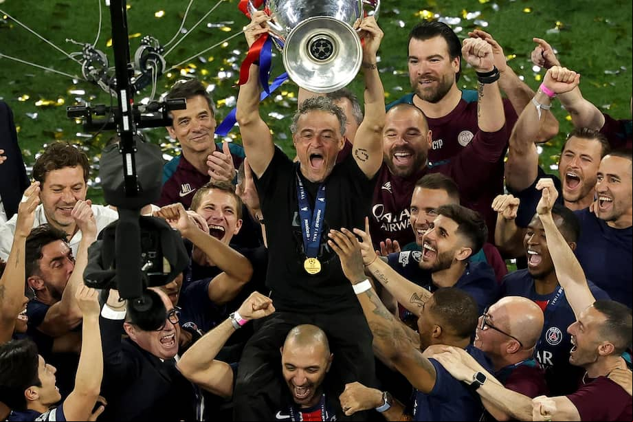 Luis Enrique, entrenador del Paris Saint-Germain, levanta el trofeo de la Liga de Campeones.
