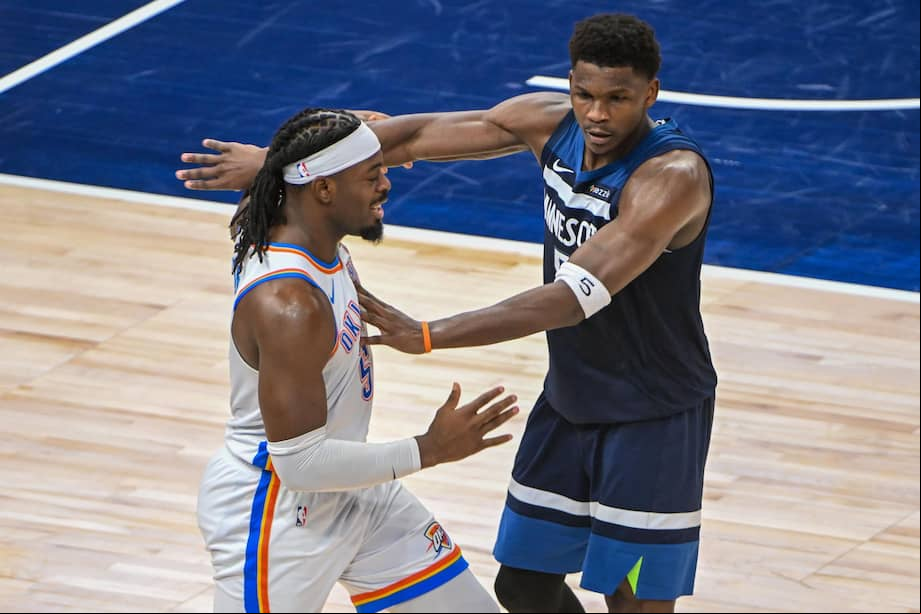 Anthony Edwards (der.), figura de los Wolves, enfrenta Luguentz Dort, de los a Oklahoma City Thunder. EFE/EPA/CRAIG LASSIG
