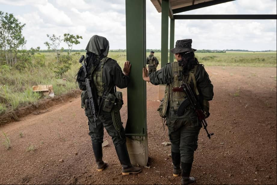 El reclutamiento de menores es una antigua práctica entre los grupos ilegales en Colombia. Según la JEP, al menos 18.677 niños fueron reclutados por las FARC.