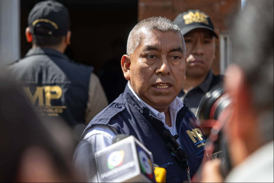 El fiscal Rafael Curruchiche informó que la Sala Tercera de la Corte de Apelaciones, a solicitud de la Fiscalía Especial contra la Impunidad (Feci) pidió órdenes de captura contra los colombianos Iván Velásquez, embajador en el Vaticano, y Adriana Camargo, Fiscal General. EFE/ David Toro