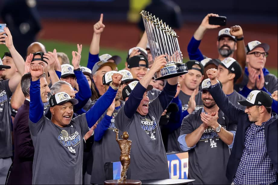 de Los Angeles Dodgers celebran con el trofeo tras derrotar a los New York Yankees durante el quinto partido de las Series Mundiales de las Grandes Ligas de Béisbol (MLB).