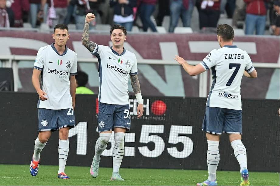 El equipo de Nápoles empató 2-2 con Génova, mientras que el equipo de Milán cumplió con victoria 2-0 contra Torino y quedó a un punto del líder.
