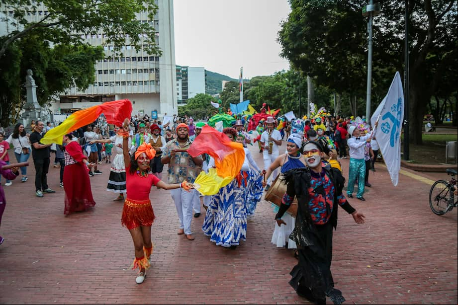 La inauguración del evento, recorrió 50 metros y seis estaciones performativas que mostraron la diversidad escénica local.